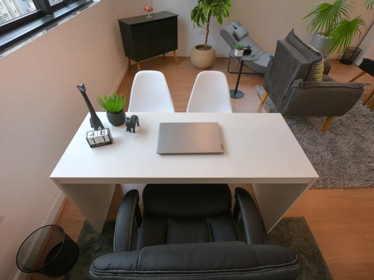 Contrato de atendimento psicológico sobre a mesa